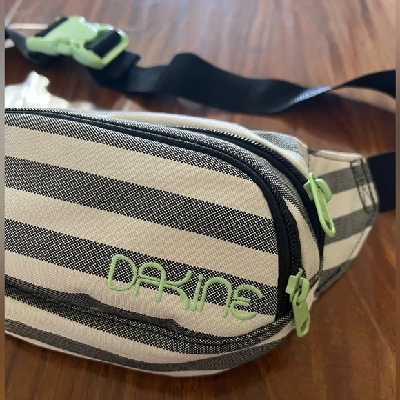 Dakine Waist Hip Belt Bag Fanny Pack Adjustable Strap Grey White Lime Striped - Picture 1 of 4